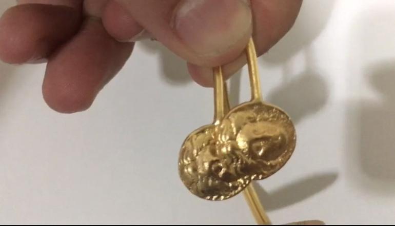 Define avcıları sikkeleri paylaşamayınca polise gidip şikayetçi oldu Define avcıları sikkeleri paylaşamayınca polise gidip şikayetçi oldu