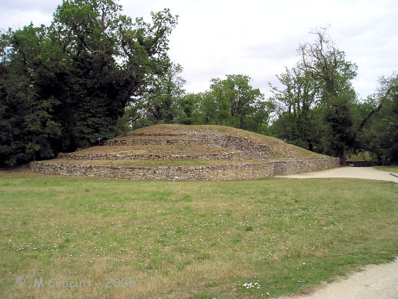 aP7190201a_Tumulus_A_Bougon.JPG
