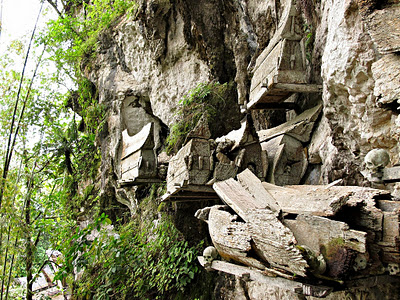 Tana+Toraja+-+Burial+coffins+in+the+wall+in+Ke%27te+Kesu.jpg
