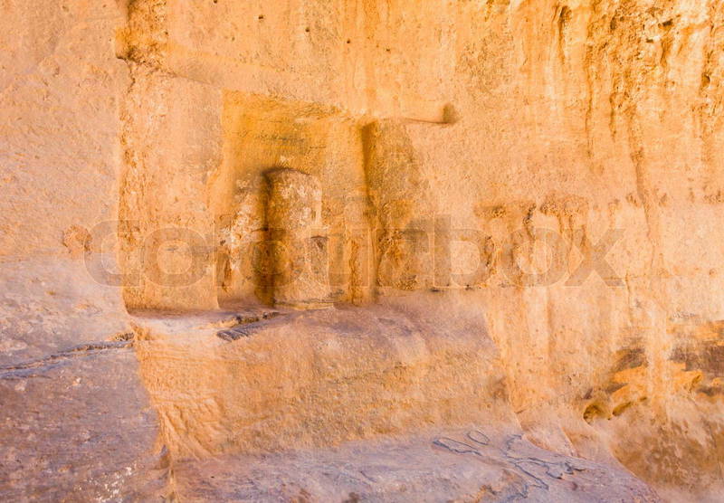 3857655-745614-niche-with-ancient-nabatean-god-statue-in-wall-of-siq-gorge-petra.jpg