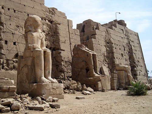 799px-Karnak_Tempel_8._Pylon_01.jpg