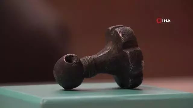 Tarlada bir köylü tarafından bulunan 3500 yıllık mühür ilk kez görüntülendi Tarlada bir köylü tarafından bulunan 3500 yıllık mühür ilk kez görüntülendi