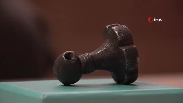 Tarlada bir köylü tarafından bulunan 3500 yıllık mühür ilk kez görüntülendi Tarlada bir köylü tarafından bulunan 3500 yıllık mühür ilk kez görüntülendi