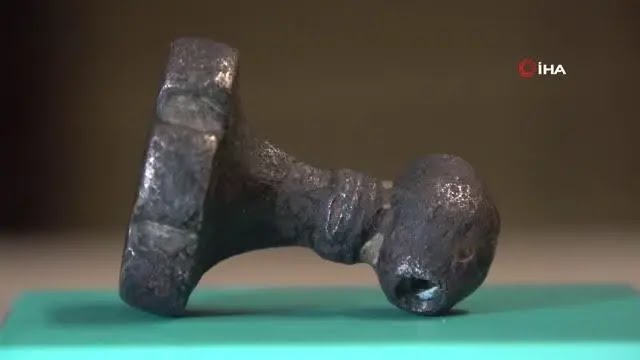 Tarlada bir köylü tarafından bulunan 3500 yıllık mühür ilk kez görüntülendi Tarlada bir köylü tarafından bulunan 3500 yıllık mühür ilk kez görüntülendi