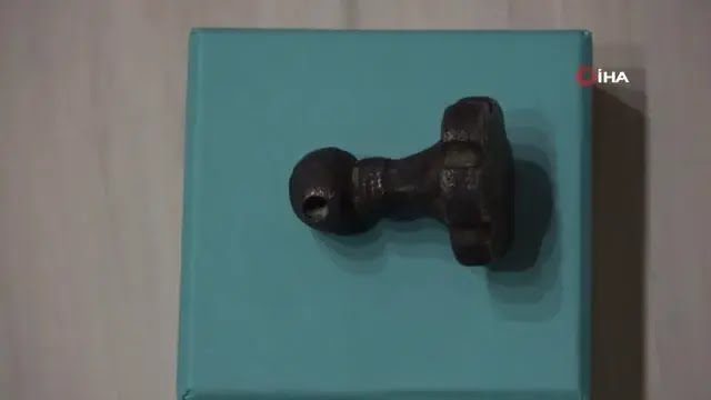 Tarlada bir köylü tarafından bulunan 3500 yıllık mühür ilk kez görüntülendi Tarlada bir köylü tarafından bulunan 3500 yıllık mühür ilk kez görüntülendi