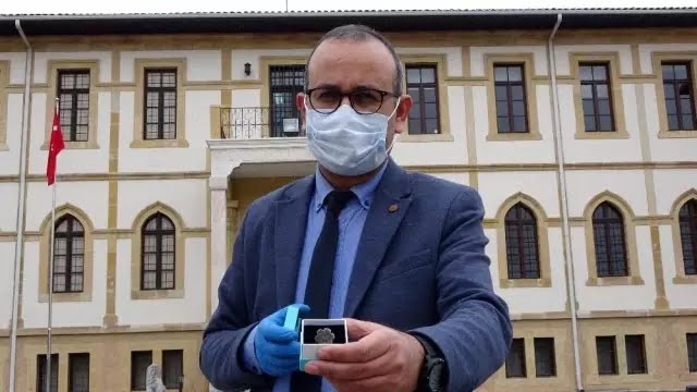 Tarlada bir köylü tarafından bulunan 3500 yıllık mühür ilk kez görüntülendi Tarlada bir köylü tarafından bulunan 3500 yıllık mühür ilk kez görüntülendi