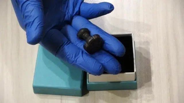 Tarlada bir köylü tarafından bulunan 3500 yıllık mühür ilk kez görüntülendi Tarlada bir köylü tarafından bulunan 3500 yıllık mühür ilk kez görüntülendi