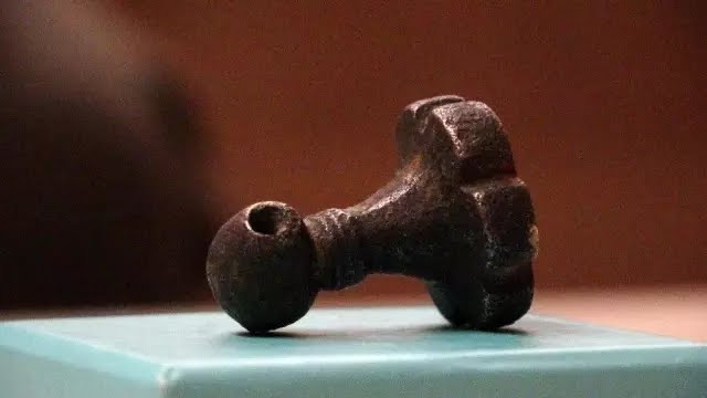 Tarlada bir köylü tarafından bulunan 3500 yıllık mühür ilk kez görüntülendi Tarlada bir köylü tarafından bulunan 3500 yıllık mühür ilk kez görüntülendi