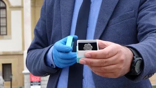 Tarlada bir köylü tarafından bulunan 3500 yıllık mühür ilk kez görüntülendi Tarlada bir köylü tarafından bulunan 3500 yıllık mühür ilk kez görüntülendi