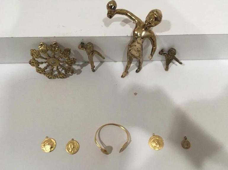 Define avcıları sikkeleri paylaşamayınca polise gidip şikayetçi oldu Define avcıları sikkeleri paylaşamayınca polise gidip şikayetçi oldu