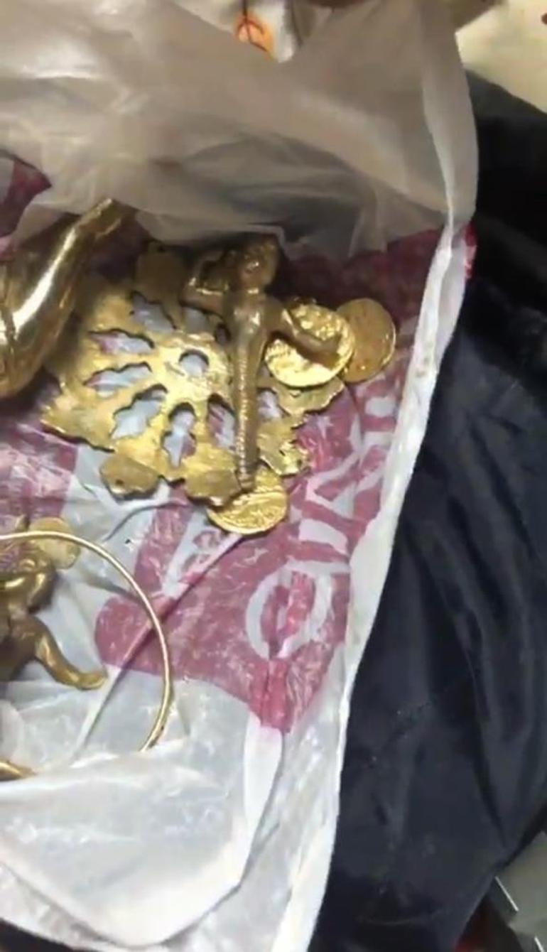 Define avcıları sikkeleri paylaşamayınca polise gidip şikayetçi oldu Define avcıları sikkeleri paylaşamayınca polise gidip şikayetçi oldu