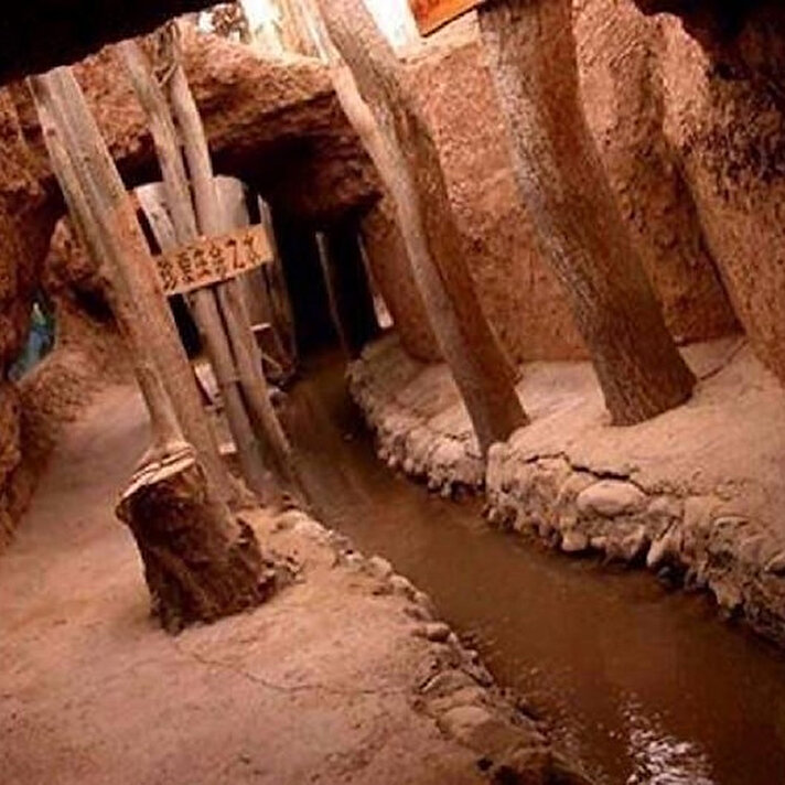 Deniz seviyesinin altında olan Turfan vilayetinin merkezi olan Turfan şehri, su kaynakları bulunmayan ve iklimi son derece kurak bir bölgede bulunuyor. Deniz seviyesinin altında olan Turfan vilayetinin merkezi olan Turfan şehri, su kaynakları bulunmayan ve iklimi son derece kurak bir bölgede bulunuyor.